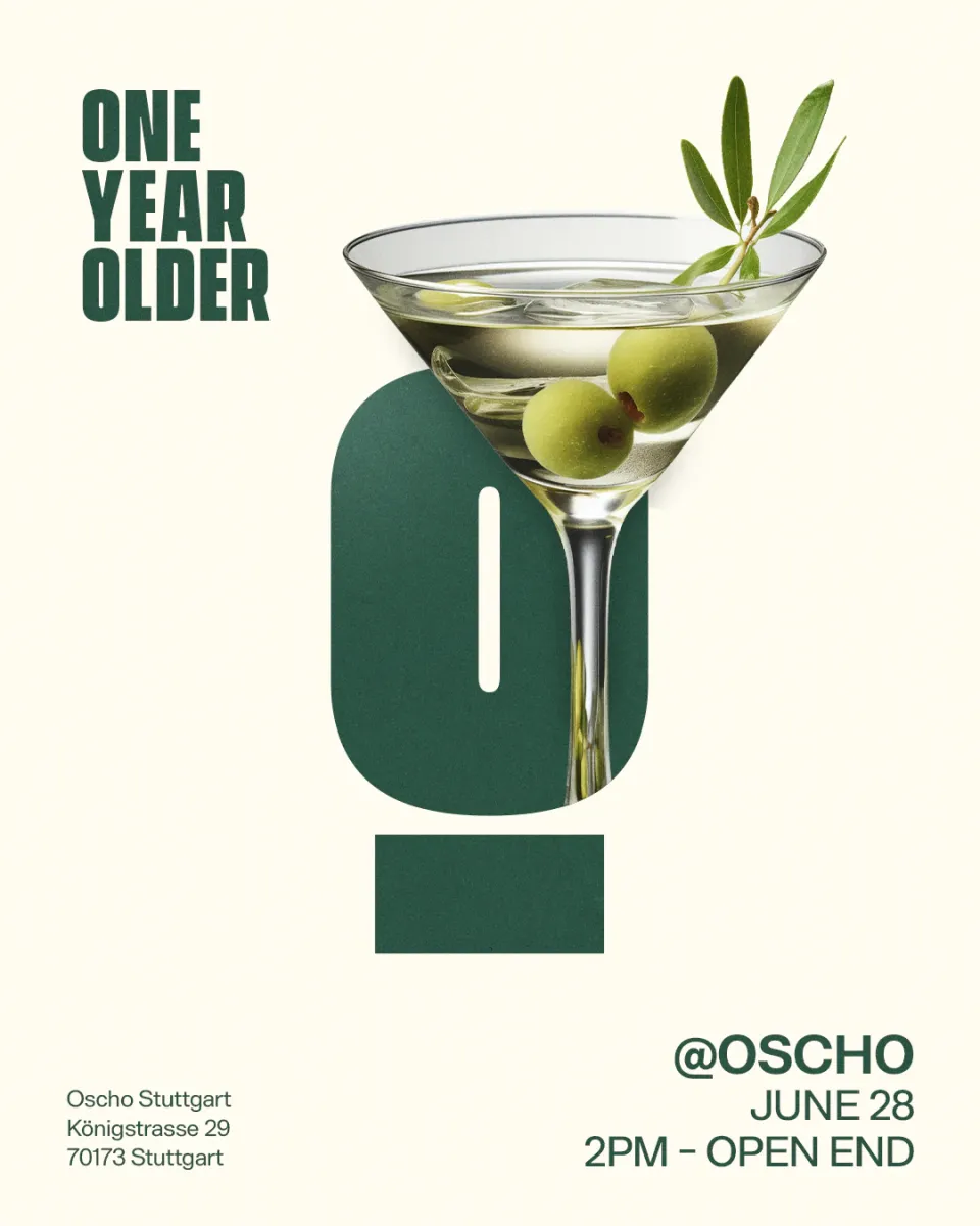 OSCHO: Einladung „One Year Older“ zum ersten Geburtstag – Martiniglas in der grünen Bildmarke auf Creme