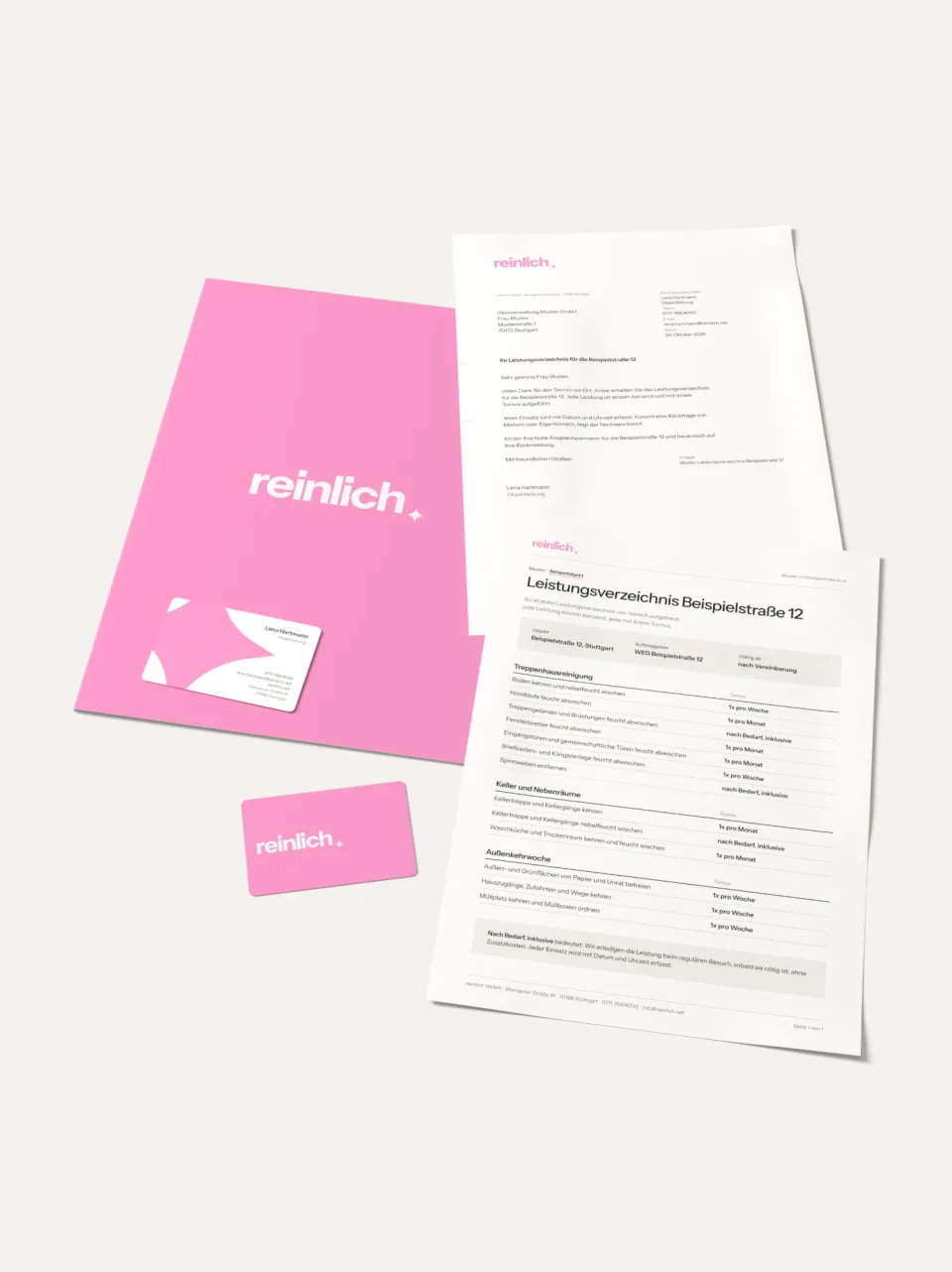 reinlich: Geschäftsausstattung – pinke Mappe mit weißer Wortmarke, Briefbogen mit Anschreiben, Leistungsverzeichnis für die Beispielstraße 12 mit Turnus je Leistung und zwei Visitenkarten in Pink und Weiß